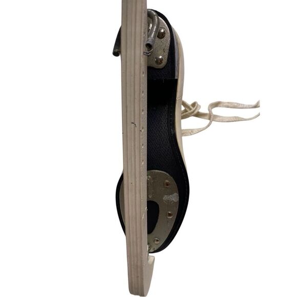 Vintage White Figure Ice Skates Womens Size 9 Made In Canada Winter Snow Sports - Picture 16 of 16